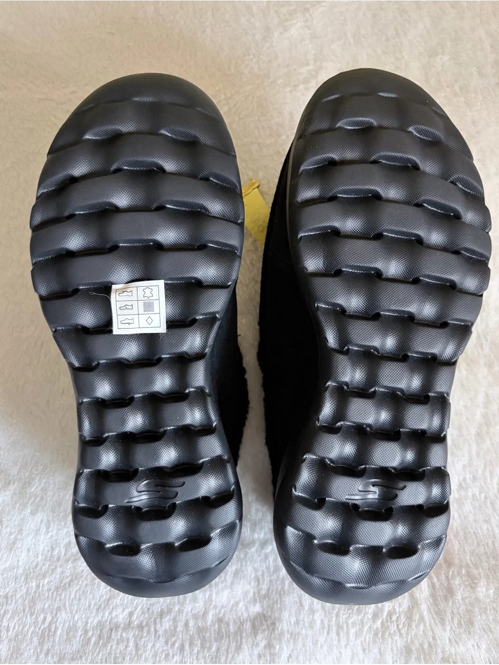 Skechers Women’s Black Sherpa-Lined Slip-On Shoes Sz 8.5